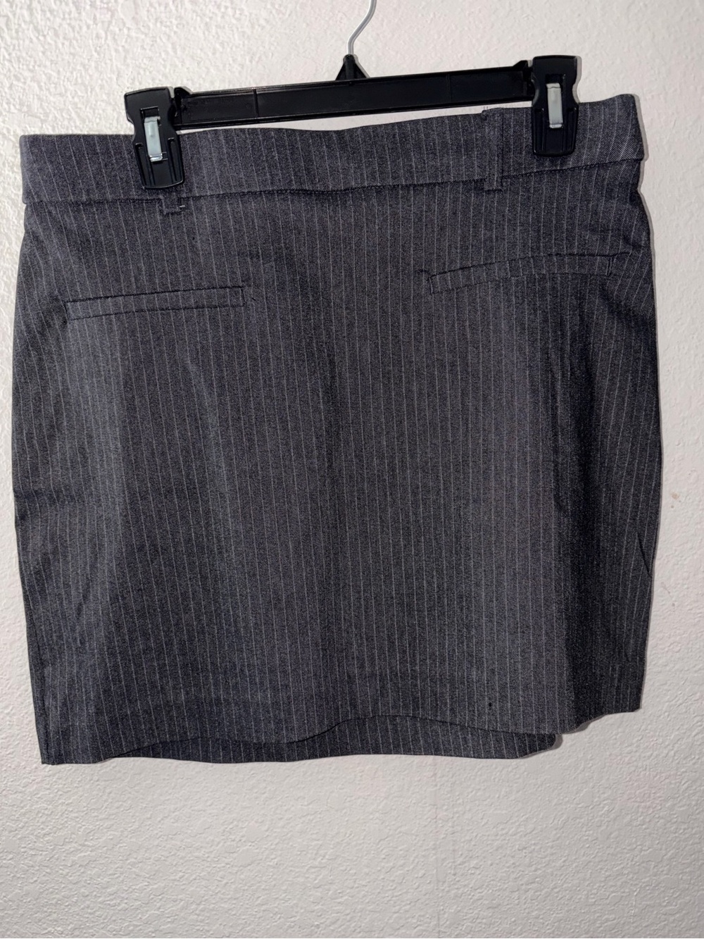 autres filles Women's Gray Pinstripe Midi Skirt